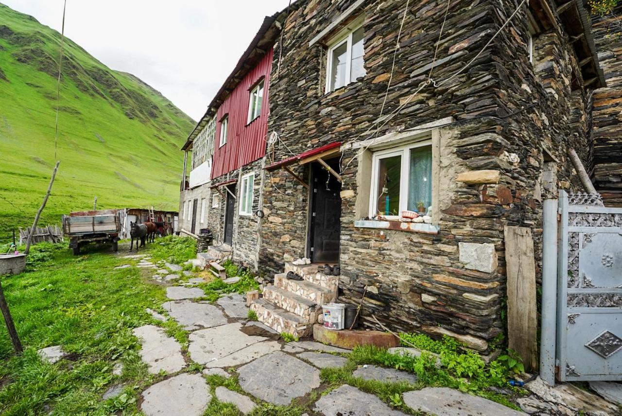 Bori'S Guesthouse Ушгули Екстериор снимка